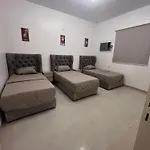 شقة عائلية من أربع غرف نوم ومجلس وصالة ومطبخ