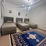 شقة عائلية من أربع غرف نوم ومجلس وصالة ومطبخ