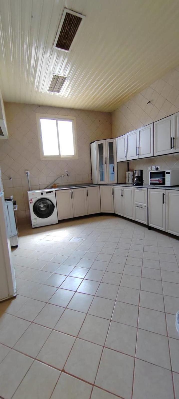 Apartment عائلية من أربع غرف نوم ومجلس وصالة ومطبخ